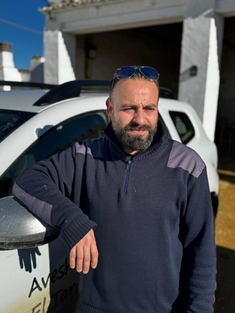 Javi Pozas, hidekeeper en El Taray, posando para cámara apoyado en el retrovisor del coche de empresa