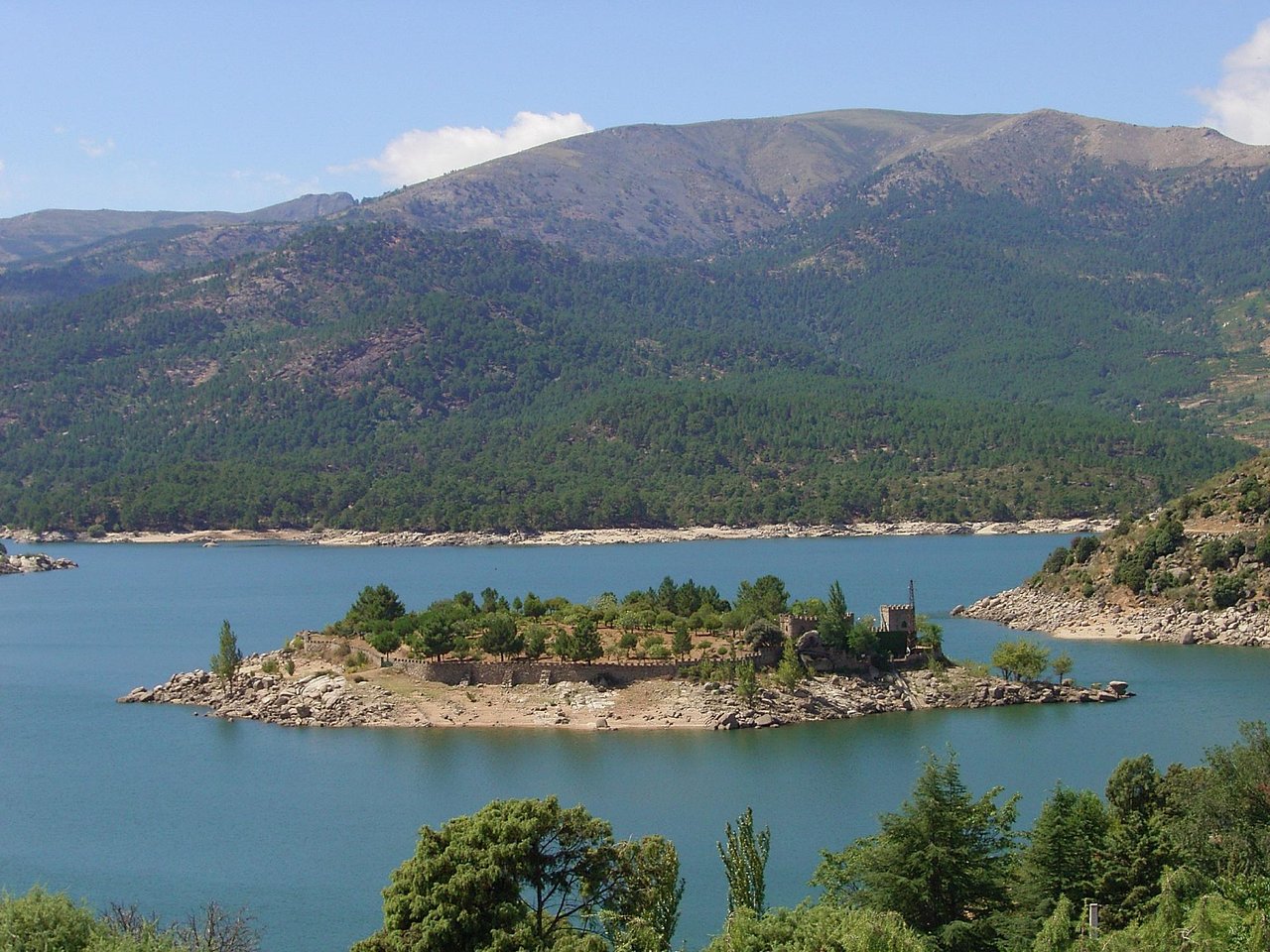 El barraco, localidad de Ávila. Embalse y montañas.