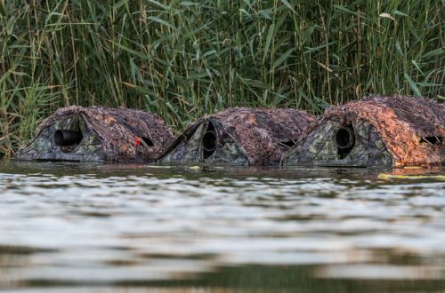 Hides fotográficos flotantes camuflados en el agua para fotografía de aves acuáticas en la finca El Taray, España.
